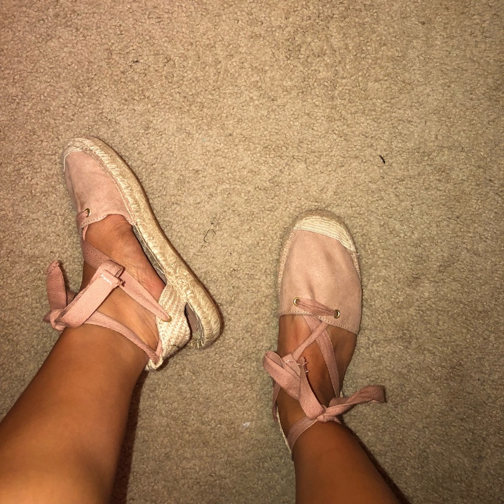 Fashionable laced up sandals